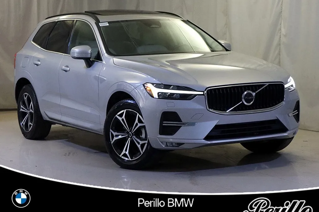 2022 Volvo XC60 Momentum photo 1