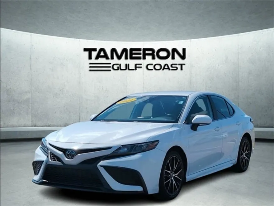 2022 Toyota Camry SE photo 1