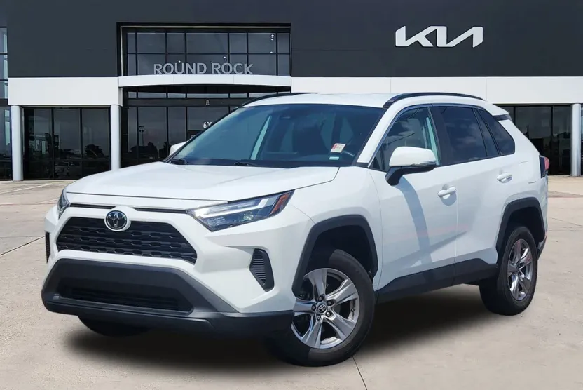 2023 Toyota RAV4 XLE photo 1
