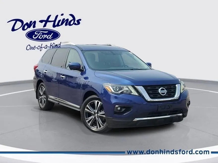 2017 Nissan Pathfinder Platinum photo 1