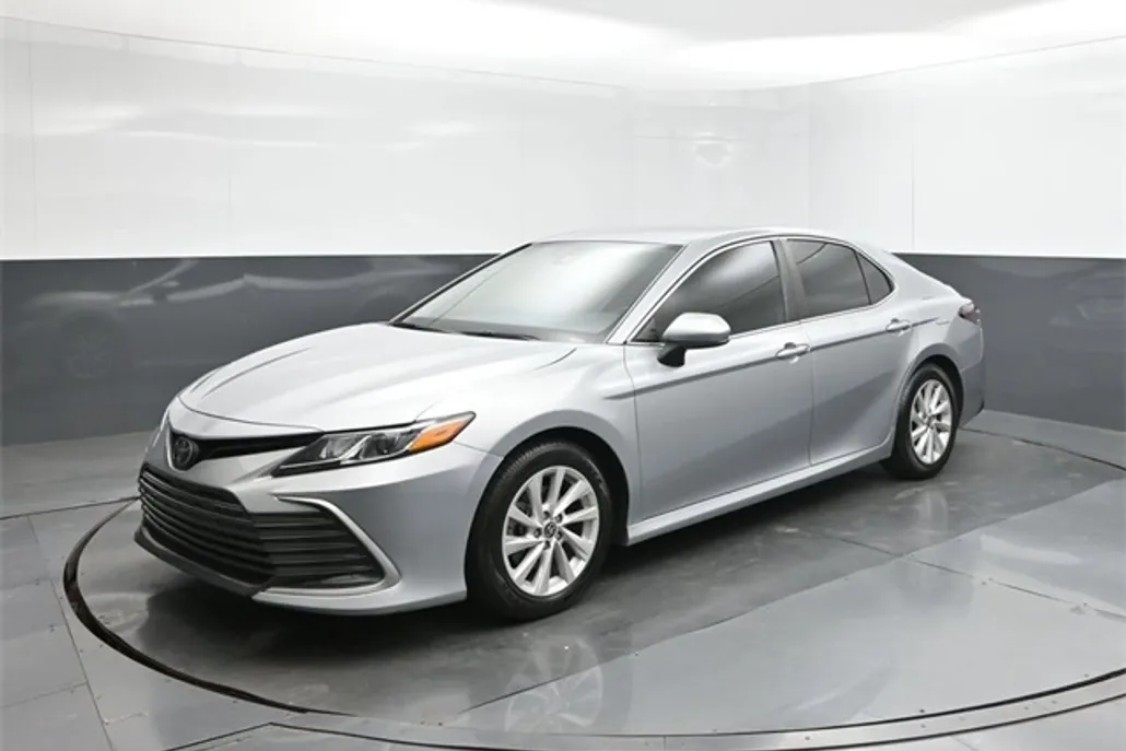2023 Toyota Camry LE photo 1