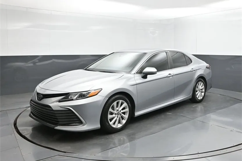 2023 Toyota Camry LE photo 1