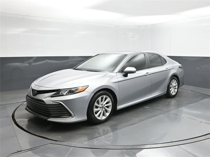 2023 Toyota Camry LE photo 1