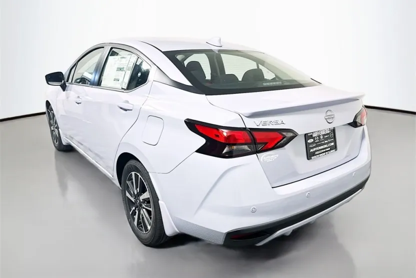 2025 Nissan Versa 1.6 SV photo 1