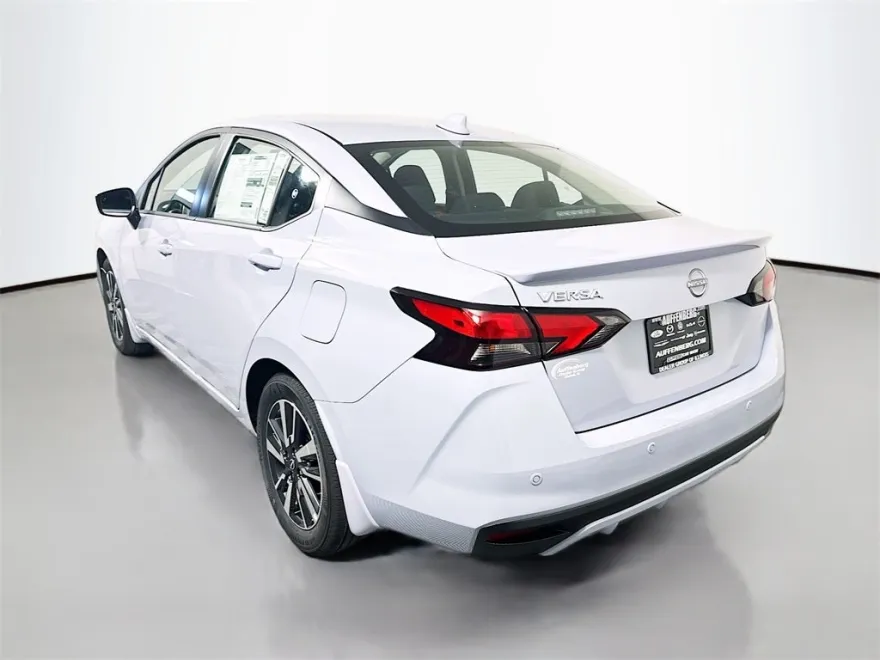 2025 Nissan Versa 1.6 SV photo 1