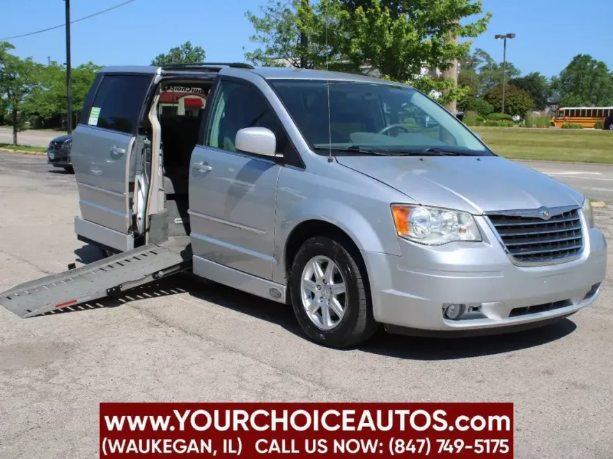 2010 Chrysler Town & Country Touring photo 1