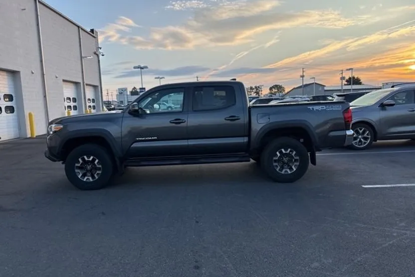 2019 Toyota Tacoma TRD Off-Road photo 1
