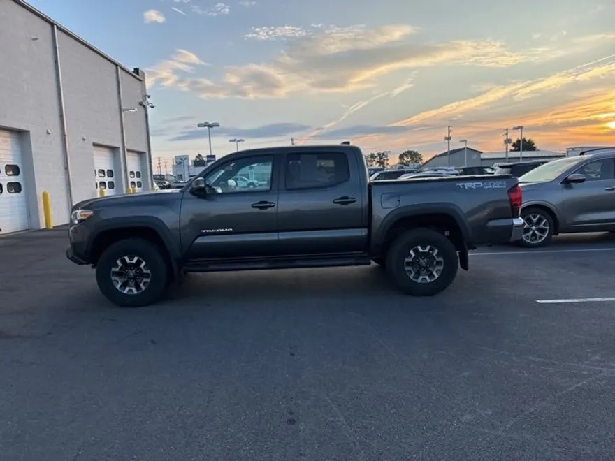 2019 Toyota Tacoma TRD Off-Road photo 1