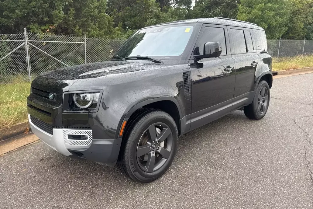 2020 Land Rover Defender 110 SE photo 1
