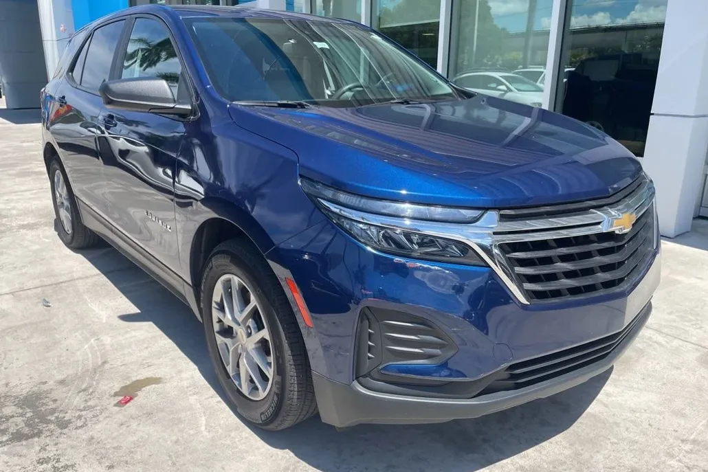 2023 Chevrolet Equinox LS photo 1