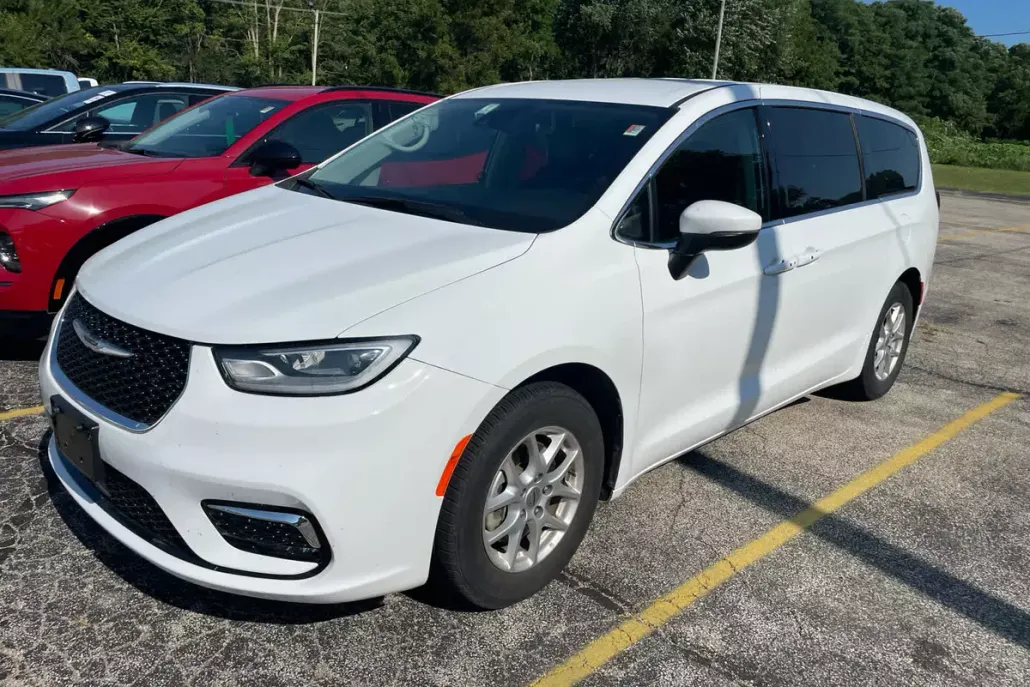 2023 Chrysler Pacifica Touring L photo 1