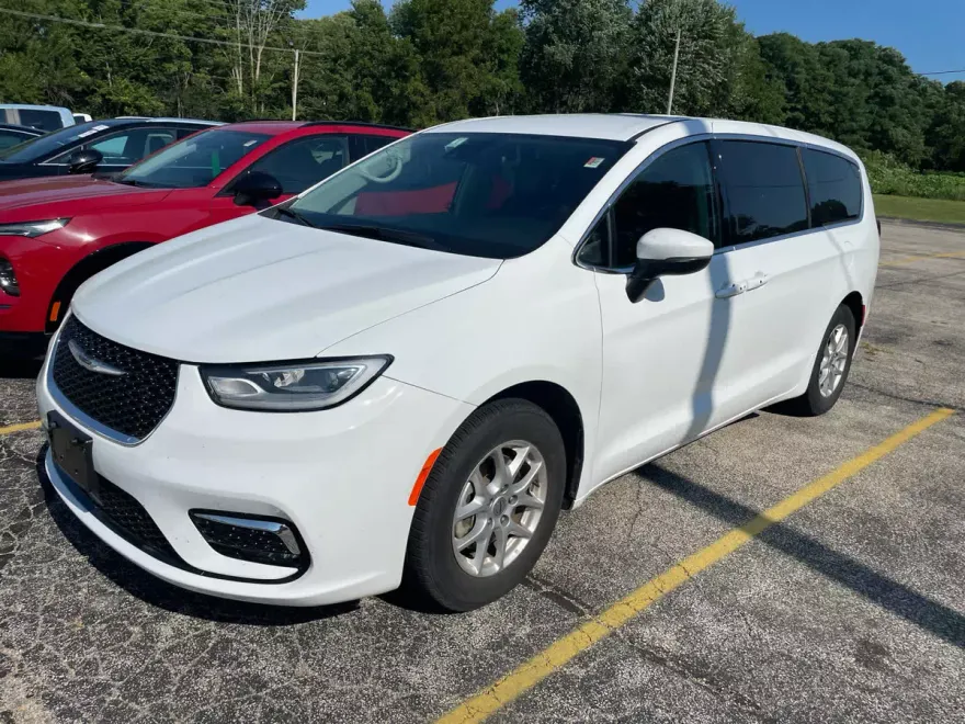 2023 Chrysler Pacifica Touring L photo 1