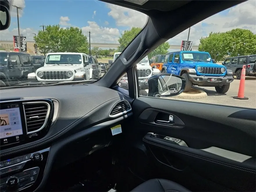 2025 Chrysler Pacifica photo 1