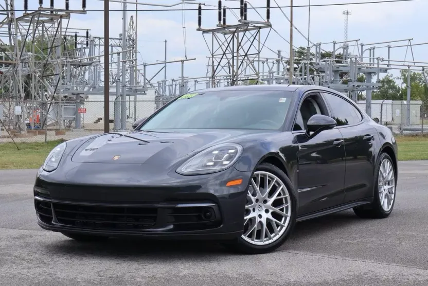 2018 Porsche Panamera 4 photo 1