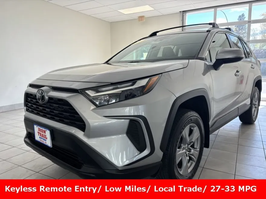 2022 Toyota RAV4 XLE photo 1