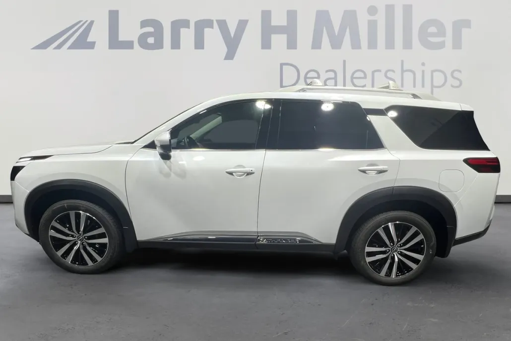 2025 Nissan Pathfinder Platinum photo 1