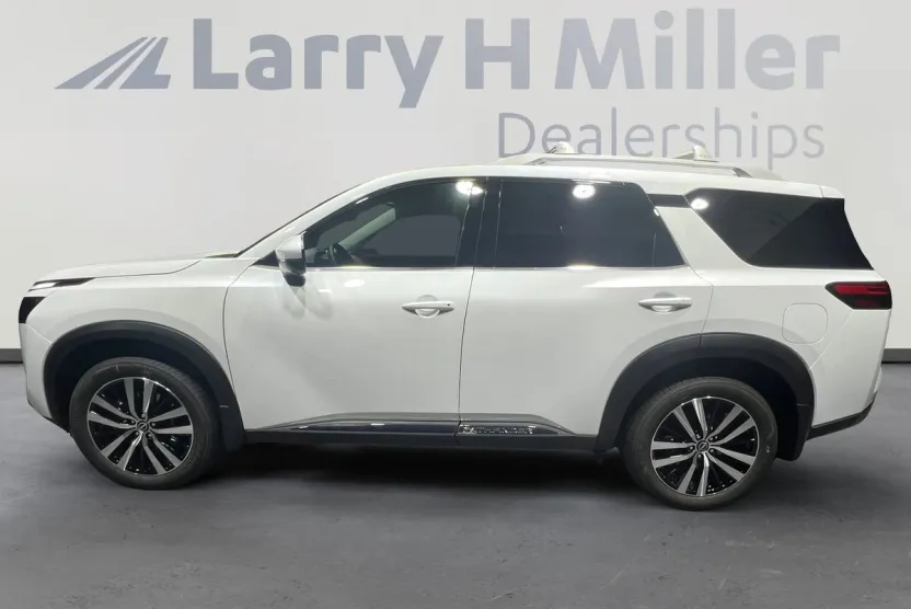 2025 Nissan Pathfinder Platinum photo 1