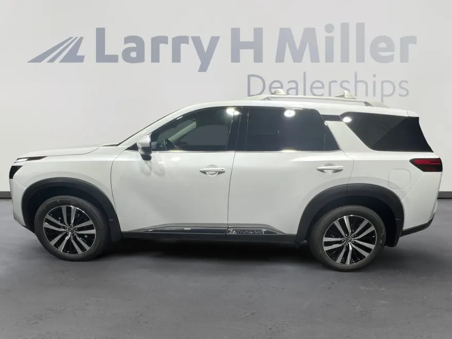2025 Nissan Pathfinder Platinum photo 1