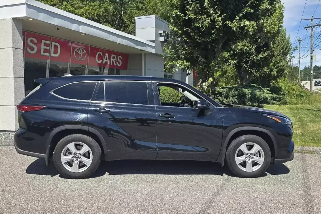 2022 Toyota Highlander LE photo 1