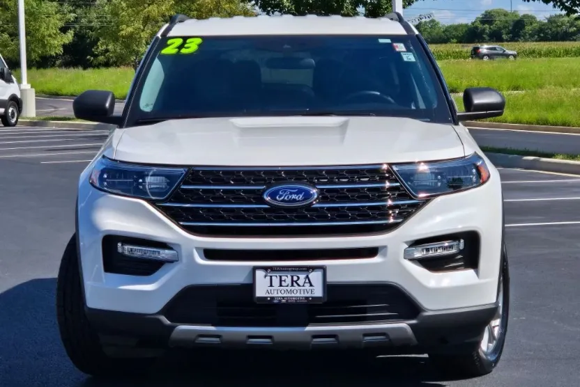 2023 Ford Explorer XLT photo 1