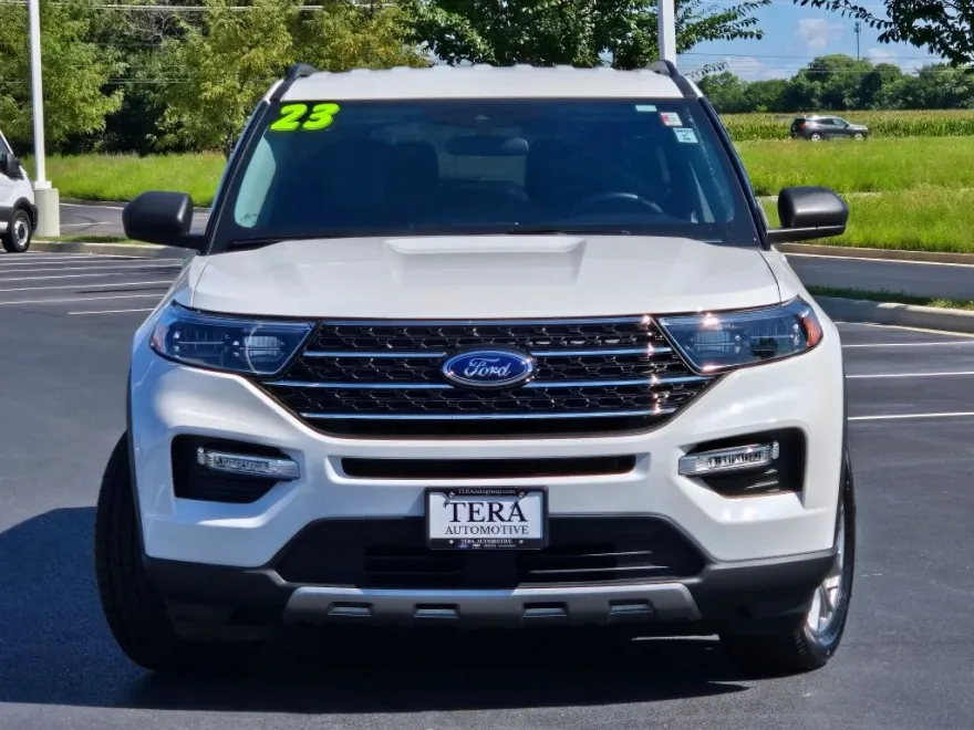 2023 Ford Explorer XLT photo 1
