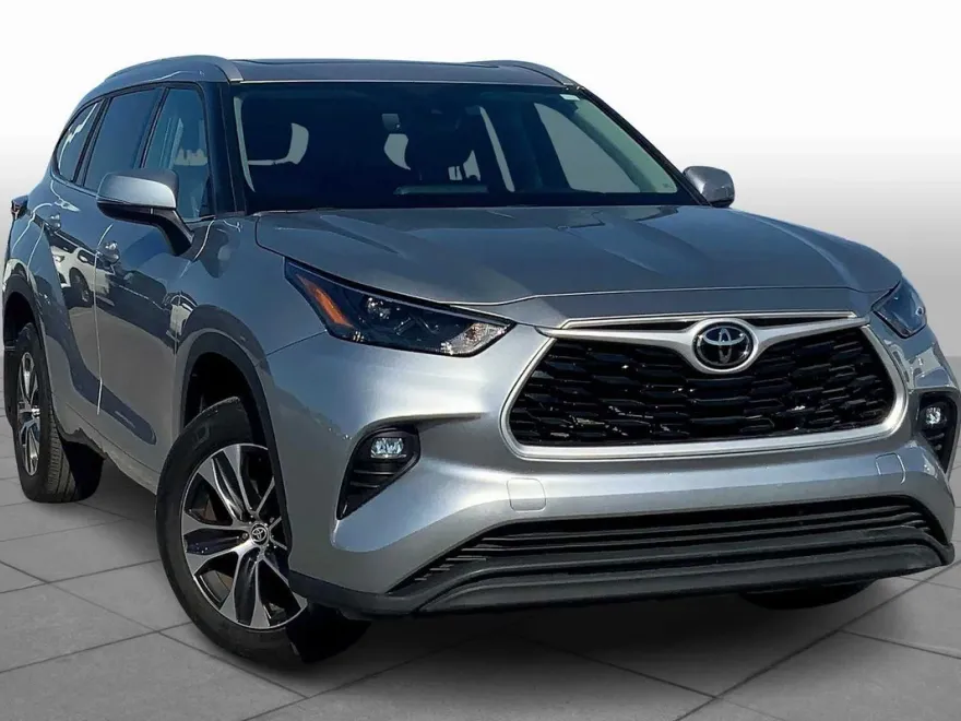2022 Toyota Highlander XLE photo 1