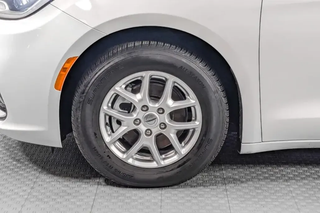 2022 Chrysler Pacifica Touring L photo 1