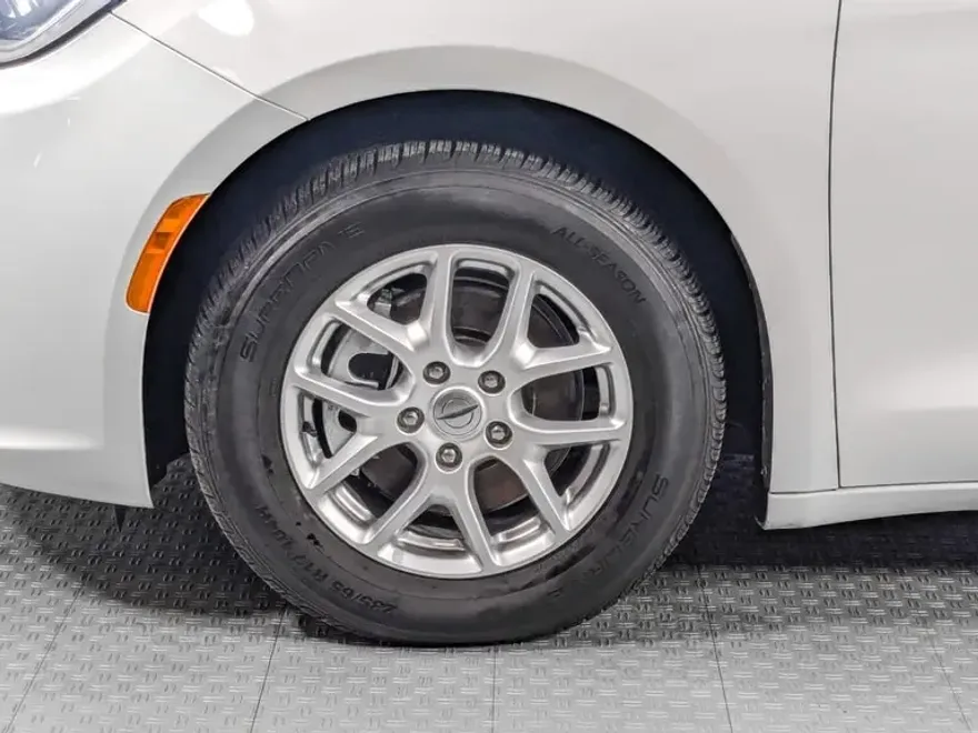 2022 Chrysler Pacifica Touring L photo 1