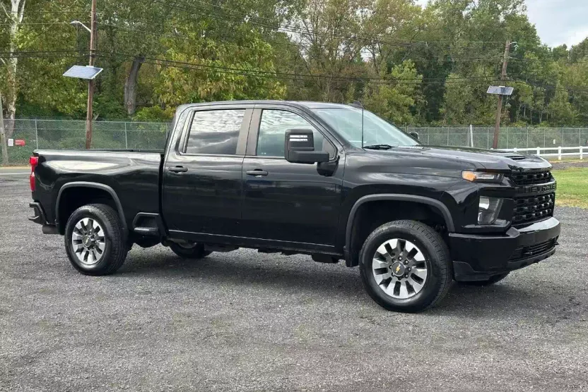 2022 Chevrolet Silverado Custom photo 1
