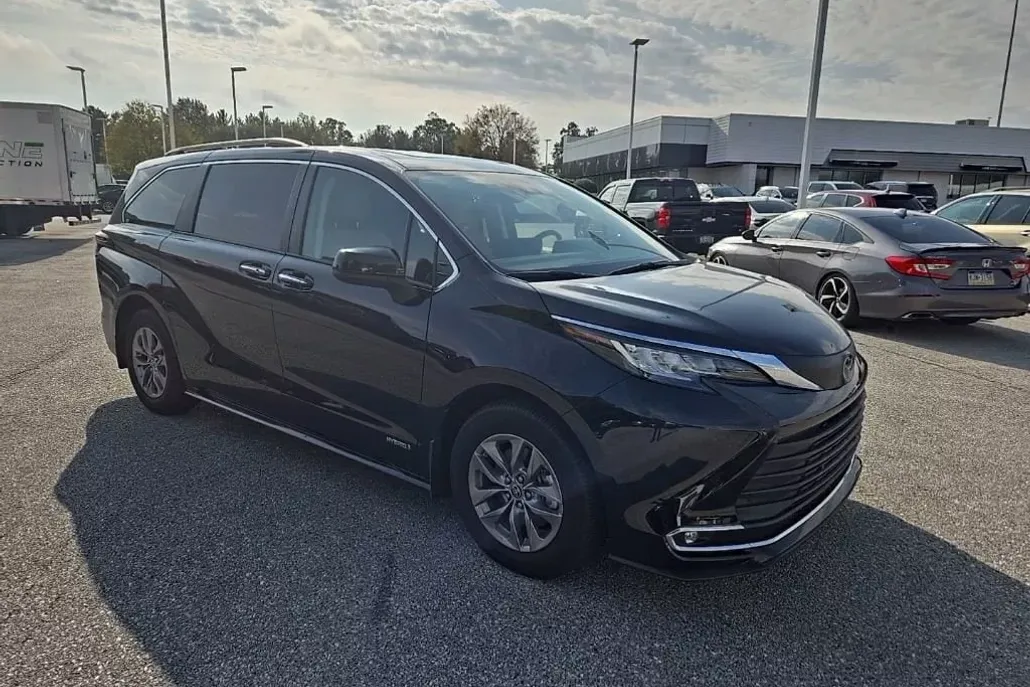 2021 Toyota Sienna XLE photo 1