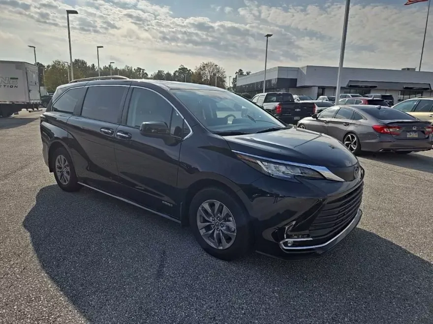 2021 Toyota Sienna XLE photo 1
