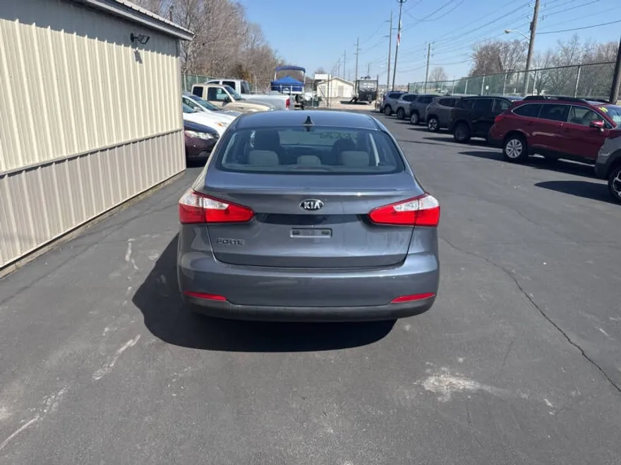 2016 Kia Forte LX photo 1