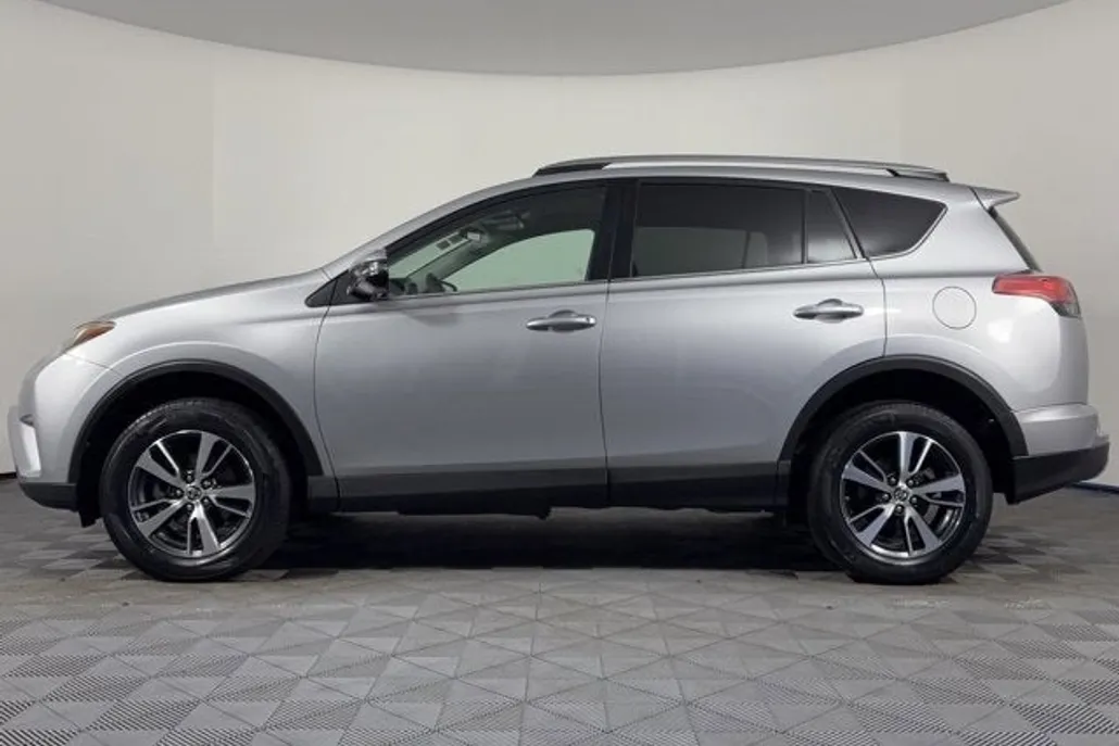 2017 Toyota RAV4 XLE photo 1