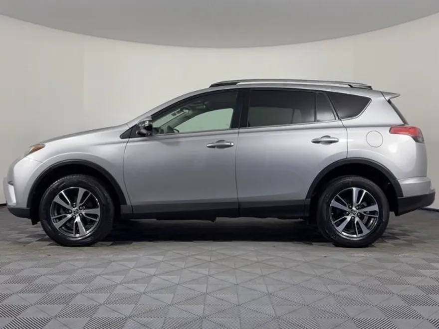2017 Toyota RAV4 XLE photo 1