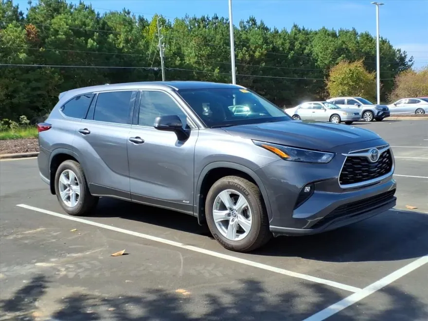 2022 Toyota Highlander Hybrid LE photo 1