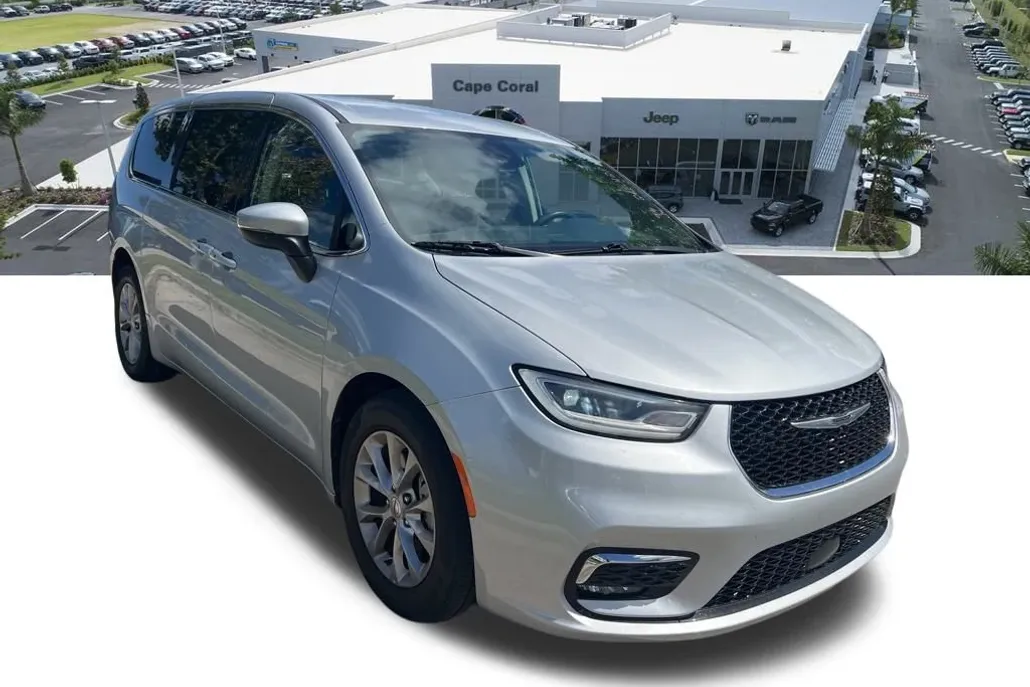 2023 Chrysler Pacifica Touring L photo 1