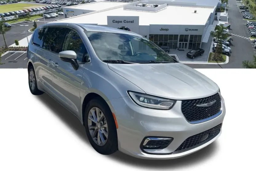 2023 Chrysler Pacifica Touring L photo 1