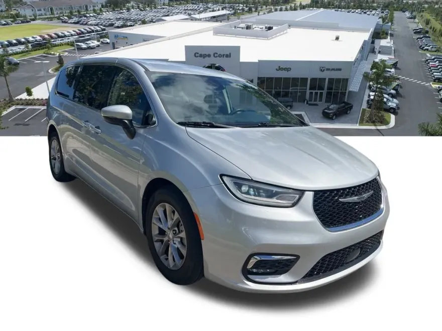 2023 Chrysler Pacifica Touring L photo 1