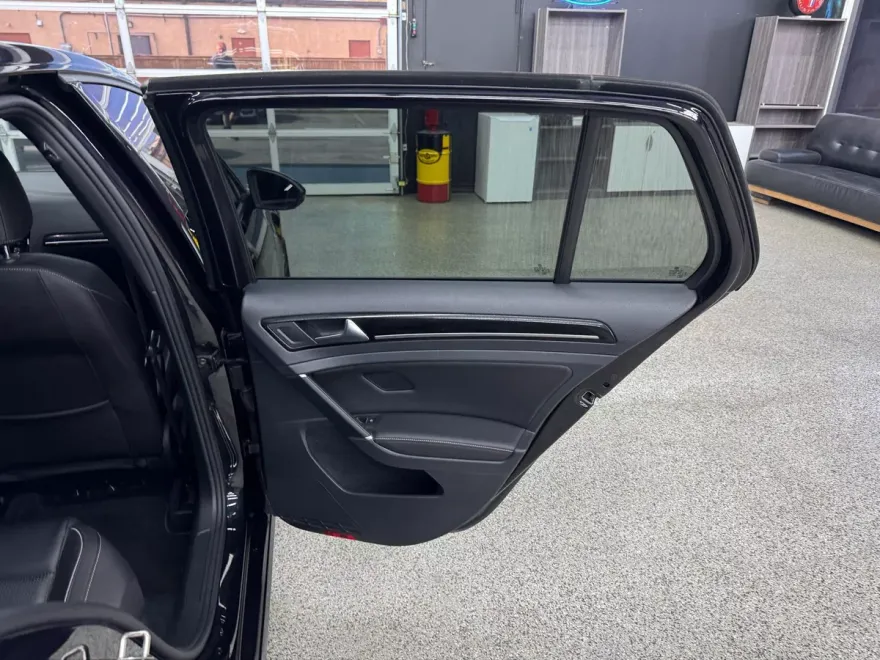 2018 Volkswagen Golf R Base photo 15