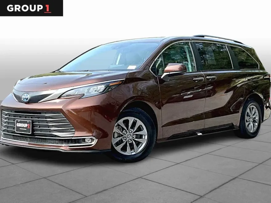 2024 Toyota Sienna XLE photo 1
