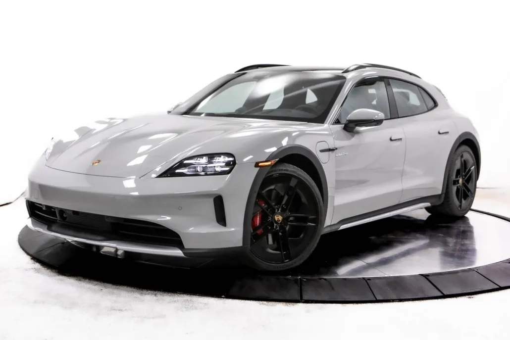 2025 Porsche Taycan Cross Turismo 4S photo 1