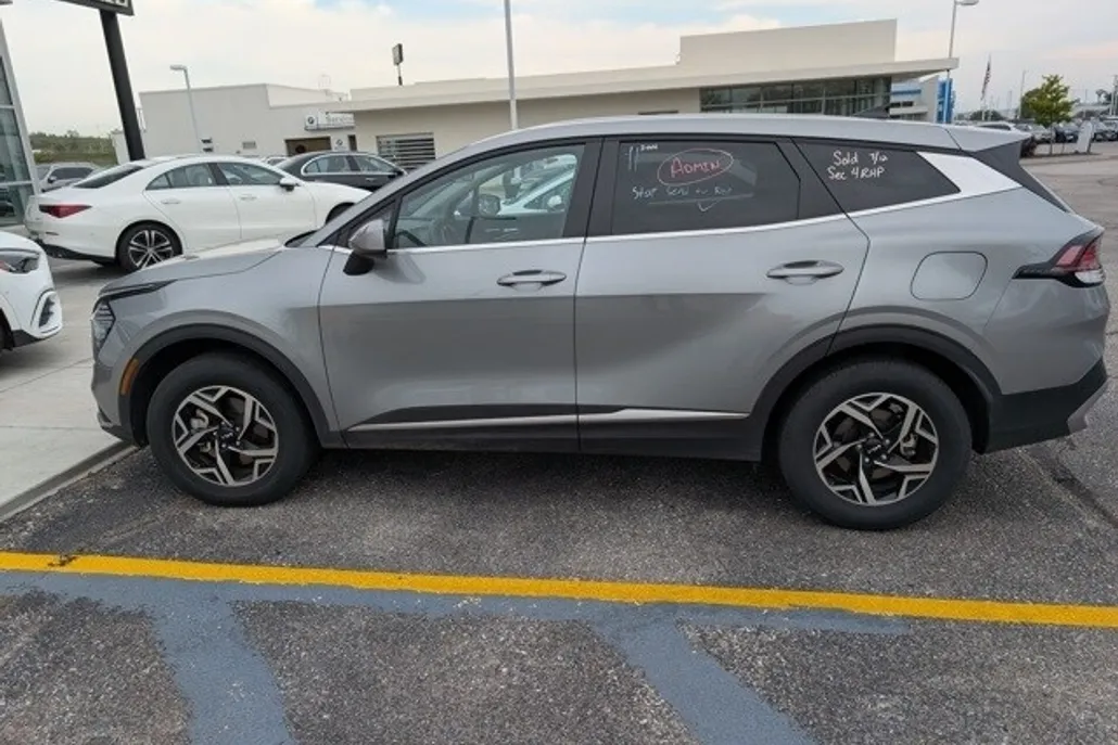 2024 Kia Sportage LX photo 1