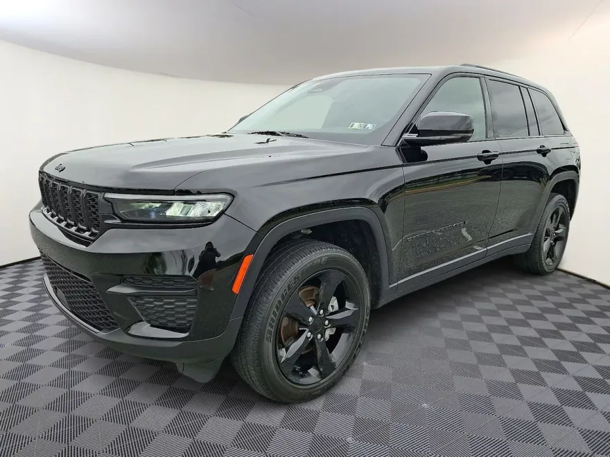 2023 Jeep Grand Cherokee Altitude photo 3