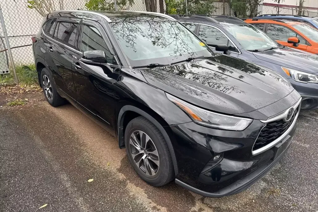 2021 Toyota Highlander XLE photo 1
