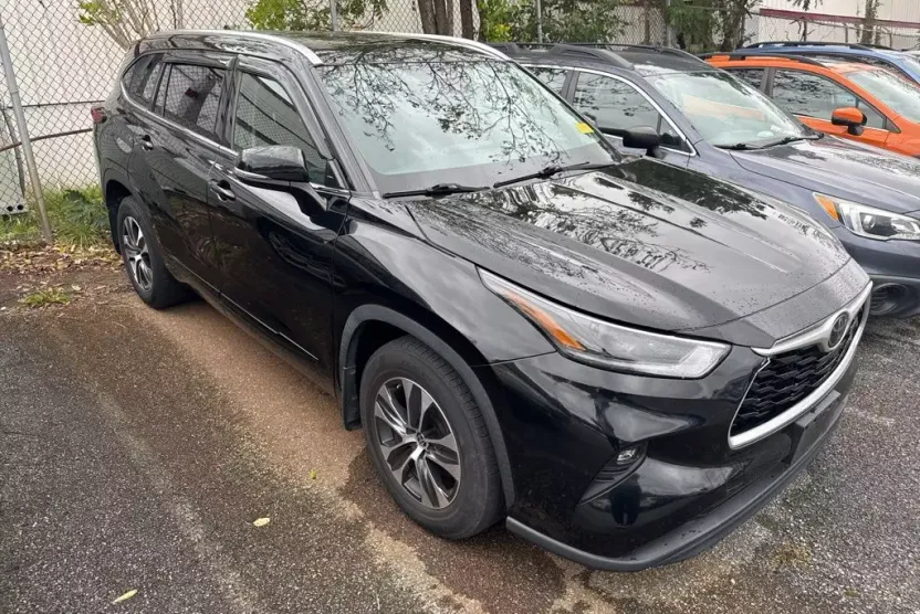 2021 Toyota Highlander XLE photo 1