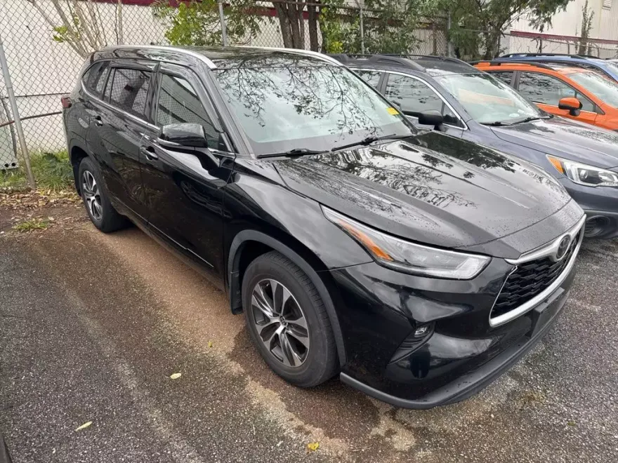 2021 Toyota Highlander XLE photo 1