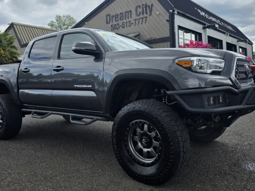 2018 Toyota Tacoma Double Cab TRD Off-Road photo 1