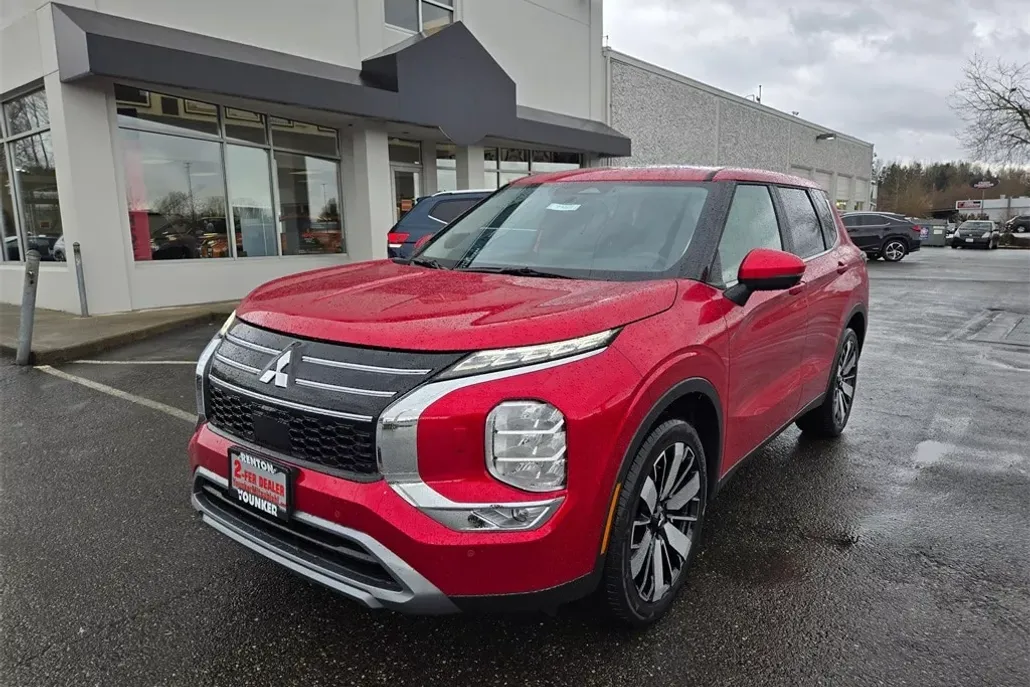 2025 Mitsubishi Outlander SE photo 1