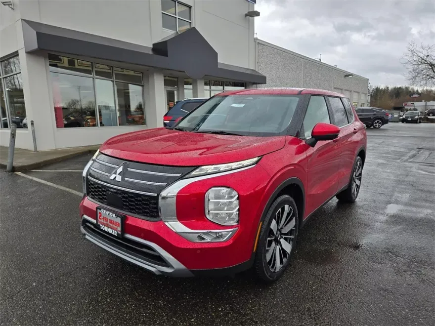 2025 Mitsubishi Outlander SE photo 1