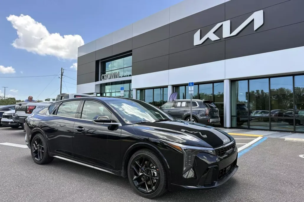 2025 Kia K4 GT-Line Turbo photo 1